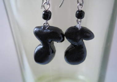 make a pair of polymer clay chunky black music note earrings big1